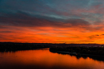 Fototapeta na wymiar sunset over river 