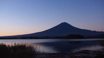 日の出前の河口湖と富士山