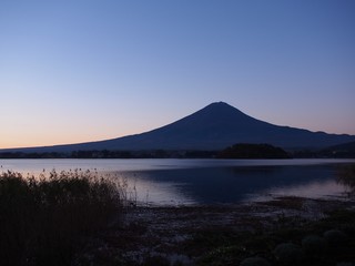 日の出前の河口湖と富士山