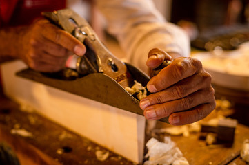 Fabricación y reparación de instrumentos músicales, taller de lutería en la ciudad de Bogotá