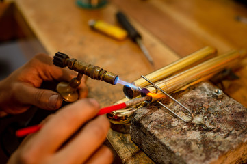 Fabricación y reparación de instrumentos músicales, taller de lutería en la ciudad de Bogotá