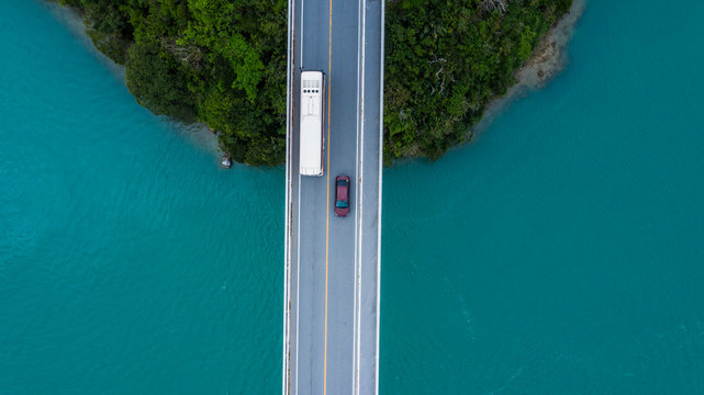海上の橋を渡る大型車