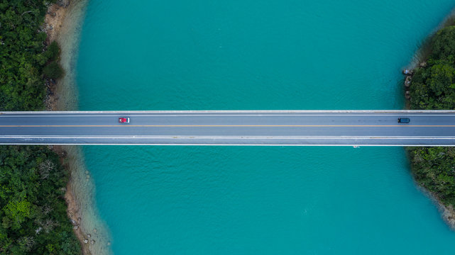 青い海を渡る橋