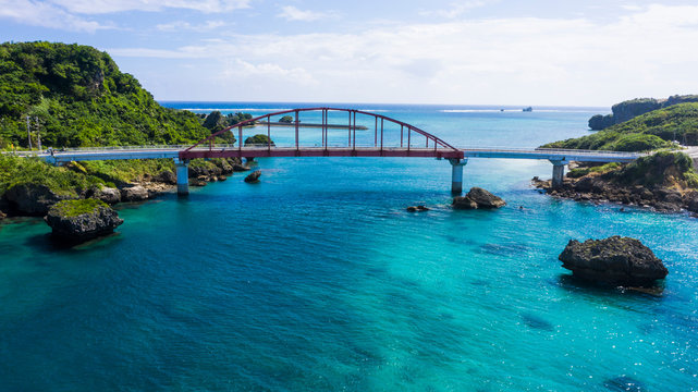 青空と澄んだ海に架かる橋