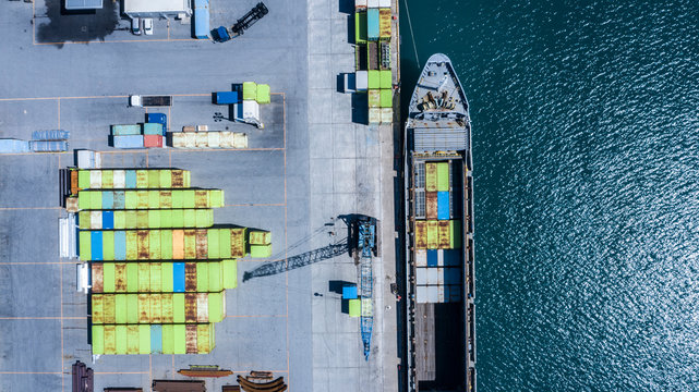 港に停泊するコンテナ船　空撮
