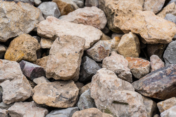 rocas de diferentes tamaños y texturas
