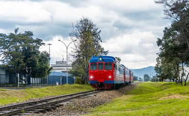Naklejka premium tren rojo en medio de la ciudad