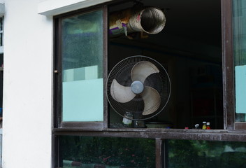 Electric fan and ventilation duct of kitchen hood team up for smoke extractor, team up concept 