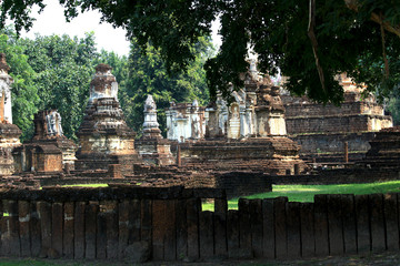 Obraz premium Archaeological site temple in Si Satchanalai Historical Park, popular tourist attractions and famous landmarks, Sukhothai, Thailand. UNESCO world heritage city.