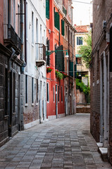 Fototapeta na wymiar narrow street in Venice 