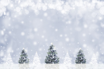 真っ白なクリスマスツリーと粉雪のバックグラウンド