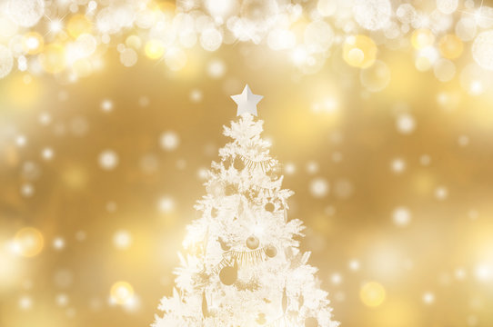 真っ白なクリスマスツリーと粉雪のバックグラウンド
