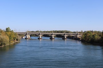 Viaduc ferrovière de Saint Clair dans la ville de Caluire sur le fleuve Rhône - Département du Rhône - France
