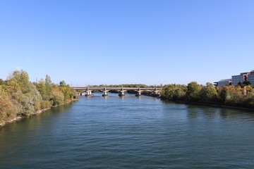Fototapeta na wymiar Viaduc ferrovière de Saint Clair dans la ville de Caluire sur le fleuve Rhône - Département du Rhône - France