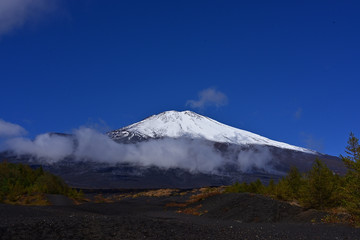 Naklejka na ściany i meble Mount Fuji was capped with the first snow