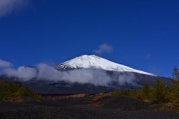 Fototapeta na wymiar Mount Fuji was capped with the first snow