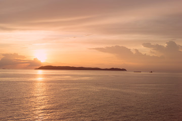 Fototapeta premium Sea pink sunset. Beautiful color clouds.