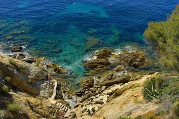 Crique au pied de la corniche du Lavandou (83980), département Var en région...