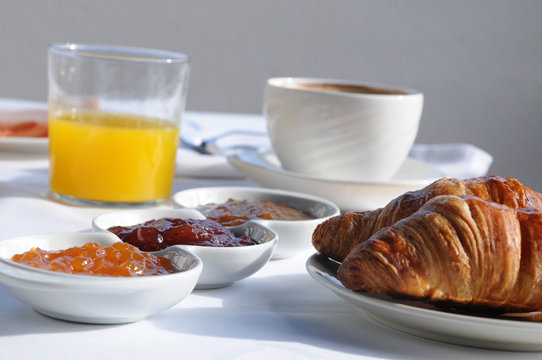 desayuno zumos croissant caf&eacute; bouffet