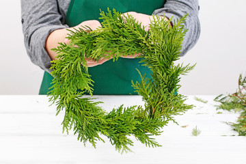 How to make traditional christmas door wreath with thuja twigs