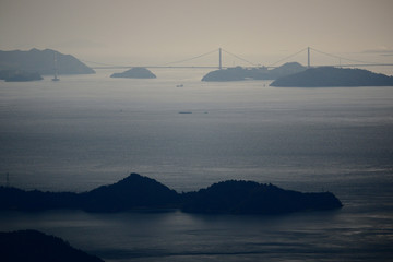 海峡を往来する船