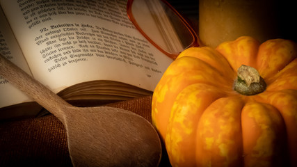 Kürbis mit Kochbuch und Brille
