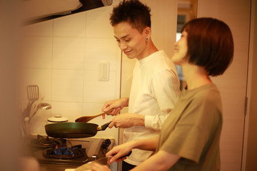 Fototapeta na wymiar 料理するカップル