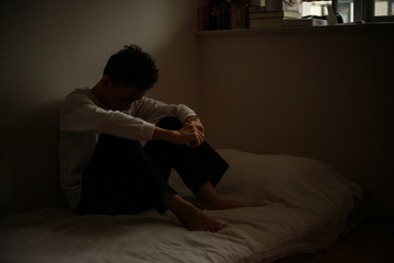 悲しみ暮れる男性