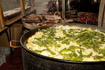 Paelleras con comida.