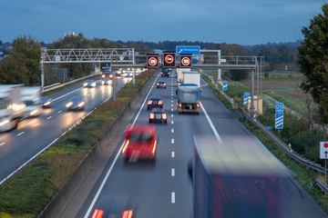 deutsche Autobahn A61 zur Hauptverkehrszeit, Tempolimit 120