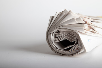 Zeitungsrolle vor weißem Hintergrund, Textfreiraum