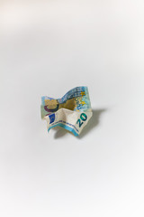 20 Euro Geldschein liegt zerknittert auf dem Tisch