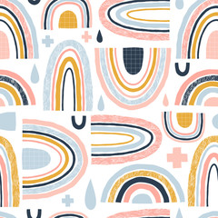 Nahtloses abstraktes Muster mit Hand gezeichneten Regenbogenregentropfen und -kreuzen. Kreativer skandinavischer kindlicher Hintergrund für Stoff, Verpackung, Textilien, Tapeten, Kleidung. Vektor-Illustration