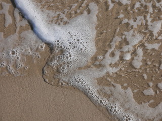 Fototapeta na wymiar Eau de mer sur sable