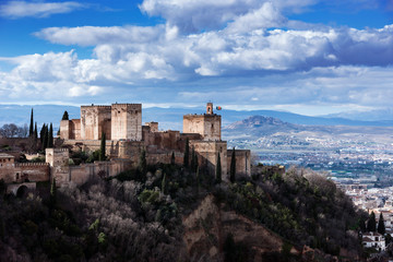 Fototapeta na wymiar Vista exterior de La Alhambra en lo alto de la colina Sabika, Granada, Andalusia, España