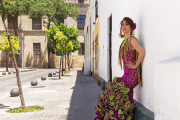 Flamenca de camino a la Feria en una plaza de El Puerto de Santa María, Cádiz, Andalucía, España © carloskoblischek