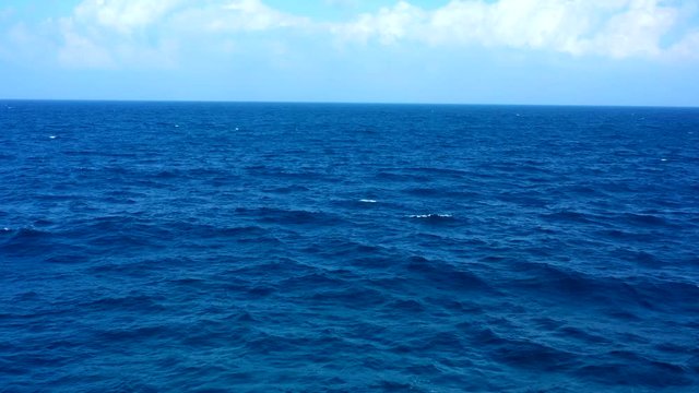青く晴れた空と穏やかな海　空撮
