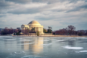 Winter in Washington DC: Jefferson Memoriall at frosty day - obrazy, fototapety, plakaty