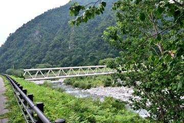 越後湯沢 花水木通りと魚野川