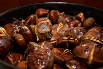 Viele frische Maroni im Maronibrater mit Wassertropfen.