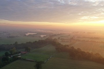 Romantischer Sonnenaufgang an einem Fluss mit Dunst während Bauern Demo in Hannover