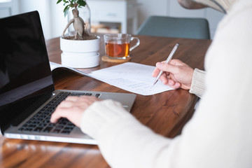 Geschäftsmann arbeitet zuhause am Computer
