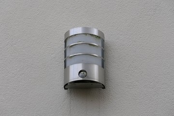 Silberne Lampe Wandlampe an einer Häuserwand, Bewegungsmelder, Außenaufnahme