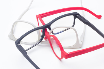 Gafas y lentes de colores, la moldura es de color y el material es de plástico; gafas modernas...