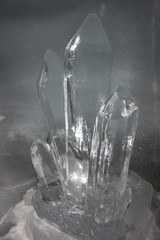 Escultura de hielo dentro de una gruta helada