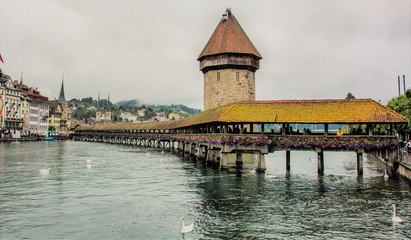 Pasarela de madera sobre el lago de Lucerna