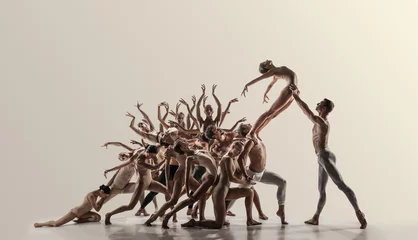 Foto op Aluminium Steun. Groep moderne balletdansers. Hedendaagse kunst. Jonge flexibele atletische mannen en vrouwen in panty& 39 s. Negatieve ruimte. Concept van dans genade, inspiratie, creativiteit. Gemaakt van opnamen van 11 modellen. © master1305