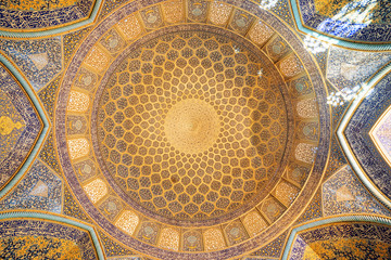 Fototapeta na wymiar Awesome view of dome inside Sheikh Lotfollah Mosque, Isfahan