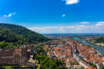 Obraz premium Luftaufnahme, Schloss Heidelberg und Altstadt von Heidelberg mit Neckar , Baden-Württemberg, Deutschland,
