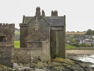 Fototapeta na wymiar Fortress by the sea in Linlithgow Scotland